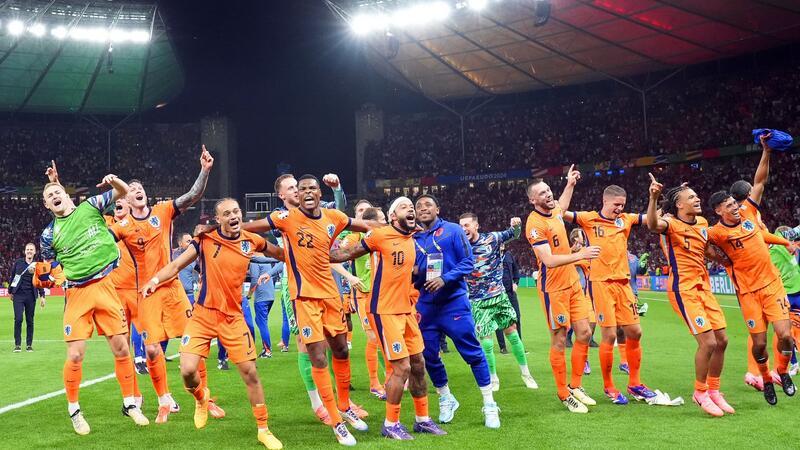 Naar links, naar rechts: Die niederländischen Spieler feiern mit ihren Fans.