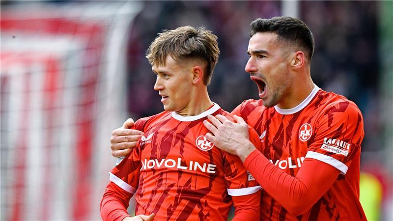 Naatan Skyttä (l.) und Ivan Prtajin jubeln beim FCK