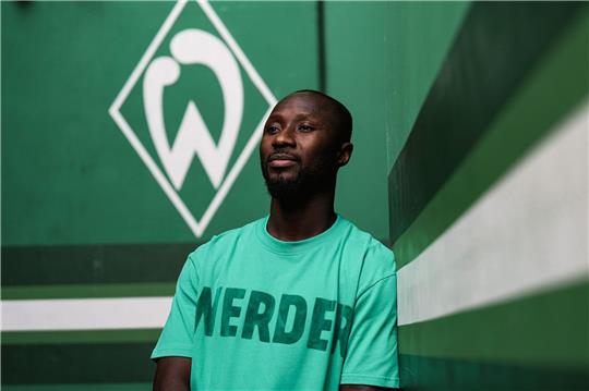 Naby Keita steht vor der Werder-Raute.