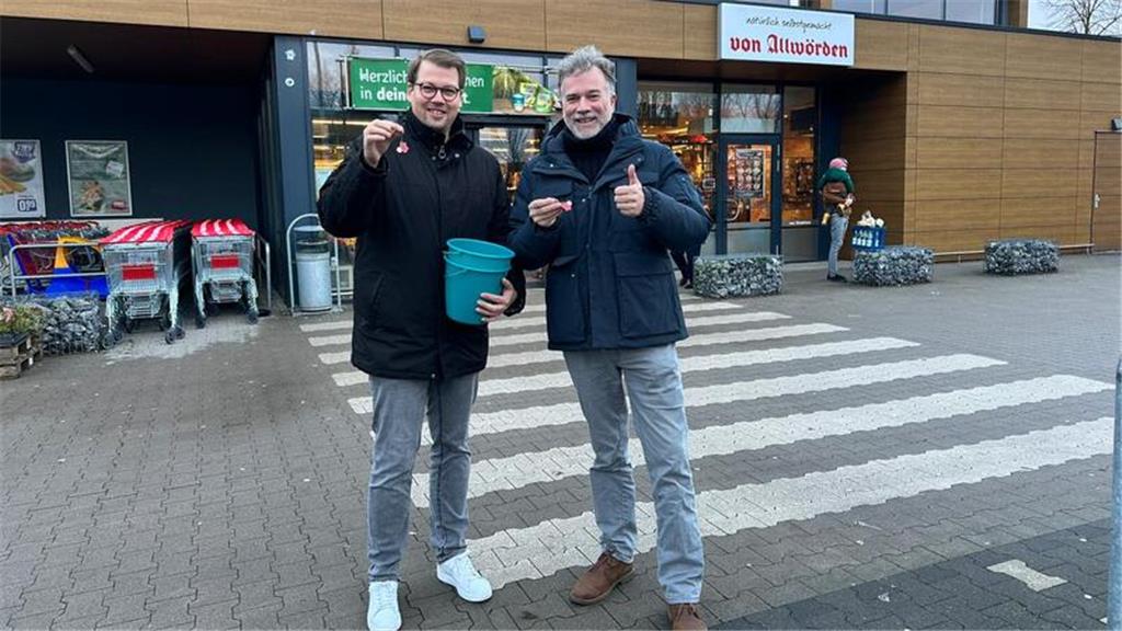 Nach 20 Minuten waren die TAGEBLATT-Glücksschweine ausverkauft. Die Ratsherren A...