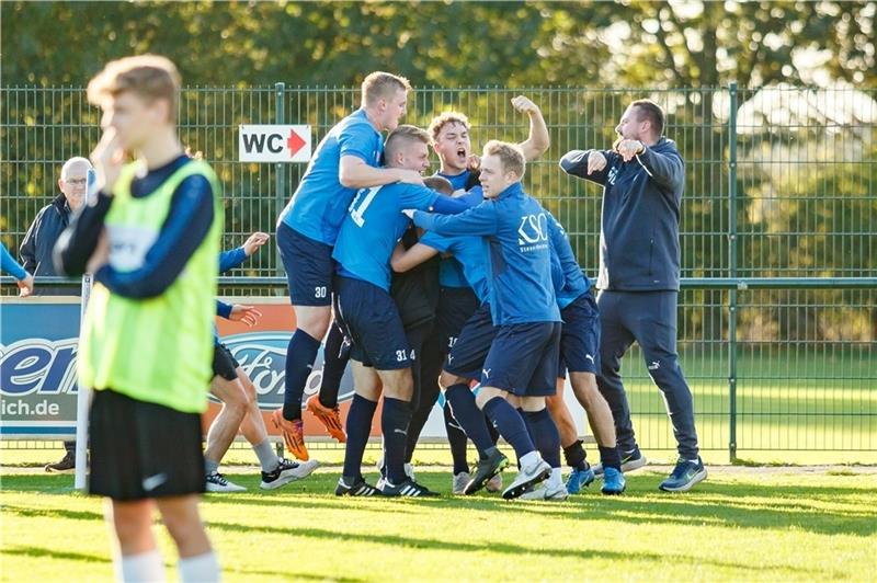 Nach 93 Minuten feiert A/O. Die Mannschaft von Trainer Malte Bösch (rechts) klettert auf Platz zehn. Foto: Struwe