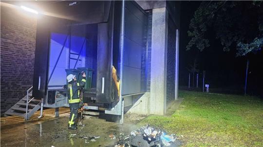 Nach Ablöschen des Altpapiercontainers und der Verkleidung an der Laderampe wird die Einsatzstelle mit einer Wärmebildkamera nach eventuellen Brandnestern untersucht. 
