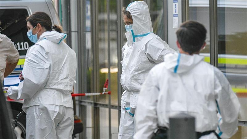 Ermittlungen nach tödlicher Messerattacke in Bankfiliale Nach Abschluss des Einsatzes war die Spurensicherung am Tatort unterwegs.