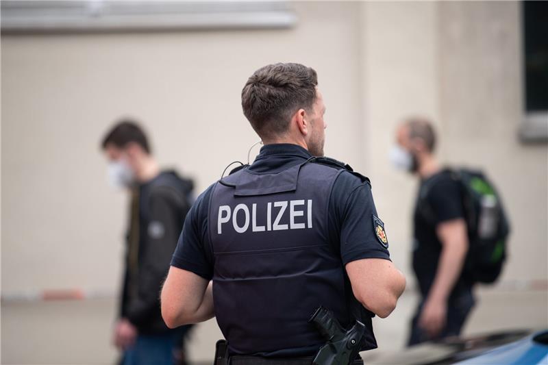 Nach Amok-Alarm: Einsatzkräfte der Polizei begleiten die Bremerhavener Schülerinnen und Schüler aus der Schule. Foto: Melissa Erichsen/dpa