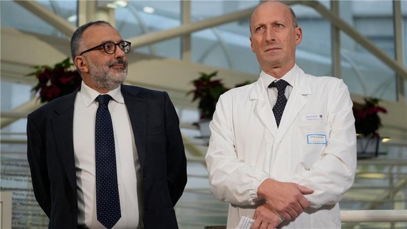 Nach Angaben der Ärzte soll Franziskus zwei weitere Monate Ruhe halten.