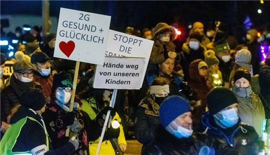 Nach Angaben der Beratungsstelle Niedersachsen fühlen sich immer mehr Menschen von Corona-Leugnern, hier eine Demonstranten in Lübeck, bedroht. Foto: Markus Scholz/dp