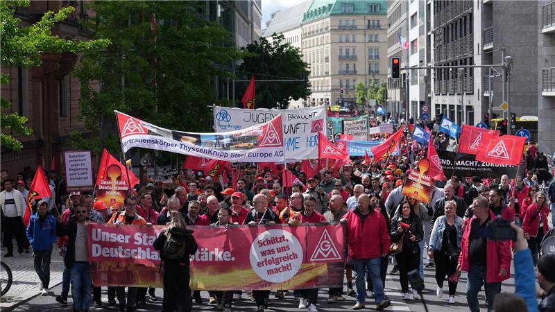 Nach Angaben der IG Metall beteiligten sich in Berlin rund 1.700 Beschäftigte aus mehr als 40 Betrieben.