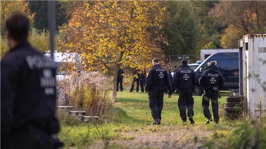 Nach Angaben der Polizei ist das Gelände etwa einen halben Hektar groß.