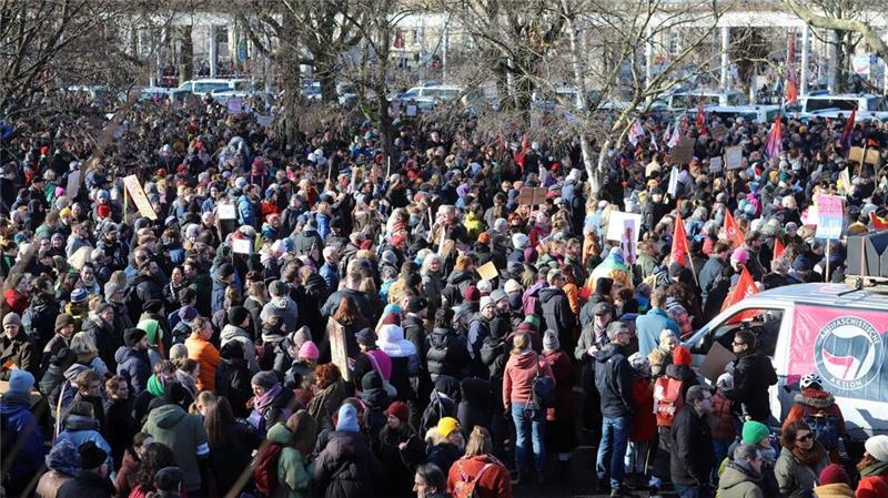 Nach Angaben der Polizei kamen rund 5.000 Menschen zu den Gegenkundgebungen, deutlich mehr als die 140 sogenannten Querdenker.