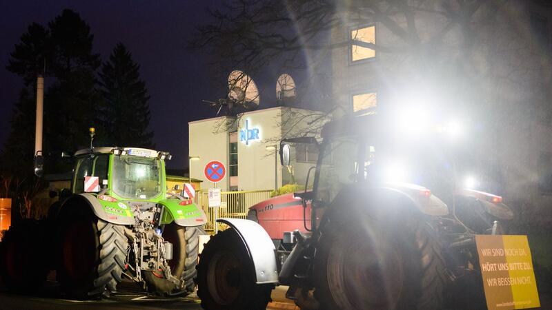 Bauernproteste vor NDR-Funkhaus in Hannover Nach Angaben der Protestanmelder protestieren Landwirte und der Mittelstand vor dem NDR, um stellvertretend alle Medien für die Berichterstattung über ähnliche Demonstrationen zu kritisieren.