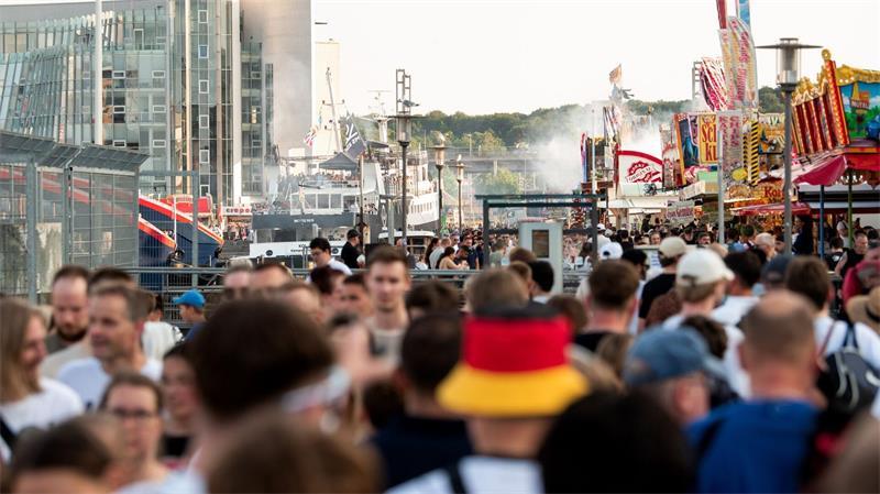 Nach Angaben der Stadt kamen allein zum Eröffnungswochenende bereits mehr als 1,1 Millionen Besucherinnen und Besucher in die Landeshauptstadt.