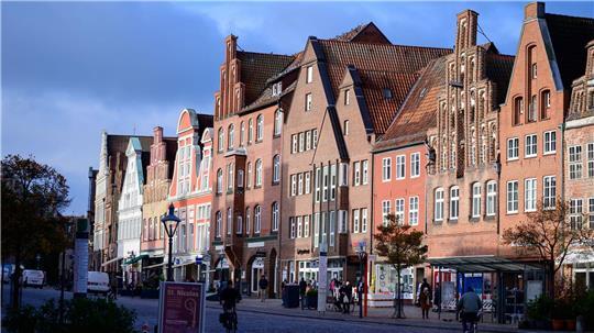 Nach Angaben der Stadt umfasst der Geltungsbereich neben dem Platz Am Sande auch das Umfeld der St.-Johannis-Kirche. Ausgenommen seien unter anderem Flächen der Außengastronomie sowie größere Veranstaltungen. (Archivbild)