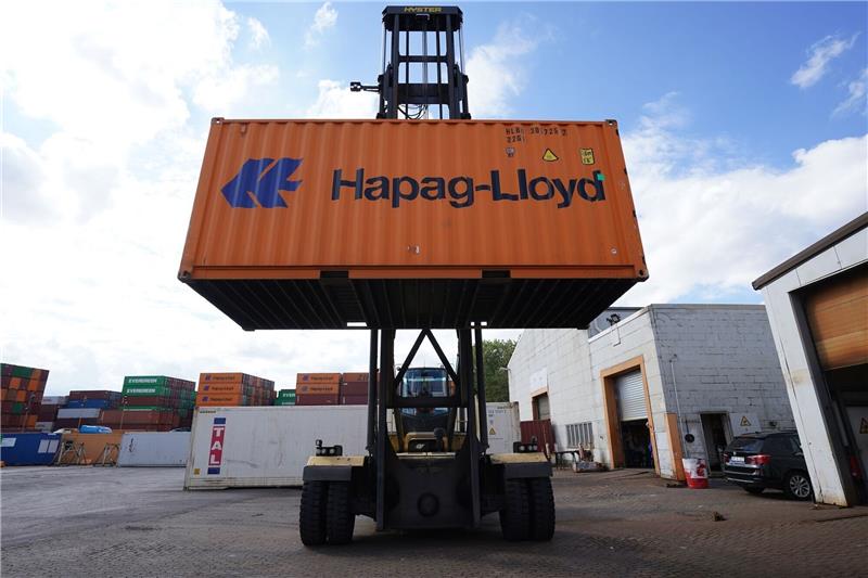 Nach Angaben der Hamburger Reederei Hapag-Lloyd normalisiert sich die weltweite Containerschifffahrt wieder. Foto: Marcus Brandt/dpa