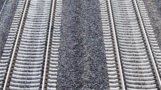Nach Angaben des Betreibers sind Rettungskräfte mit einem Großaufgebot am Bahnhof Garßen im Einsatz gewesen. (Symbolbild)