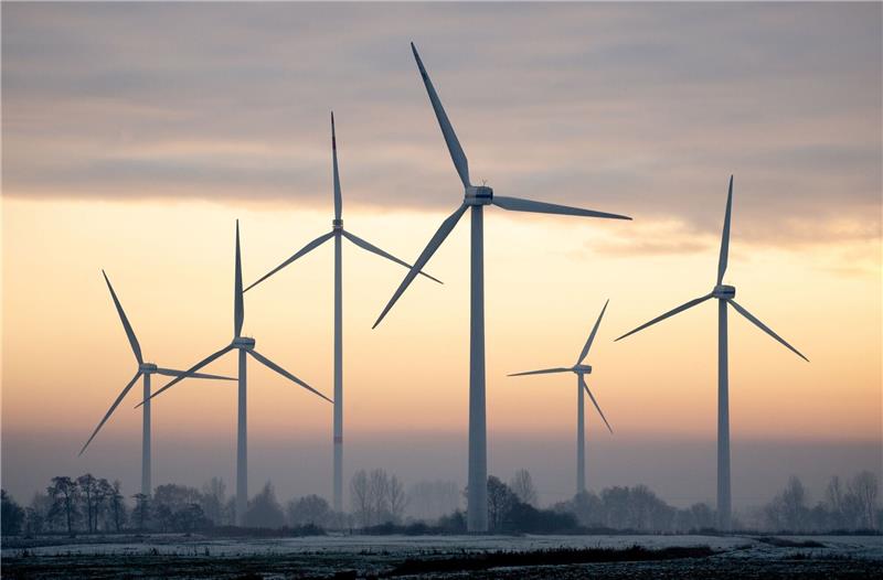 Wind und Sonne vs. Kernkraft - wer produziert mehr Strom? Nach Angaben des Fraunhofer-Instituts für Solare Energiesysteme liegt der Windkraft-Anteil an der Stromerzeugung im laufenden Jahr bei 24,3 Prozent.