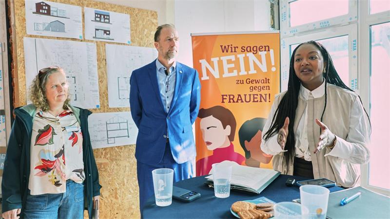 Schleswig-Holstein schafft 200 neue Plätze in Frauenhäusern Nach Angaben des Ministeriums wurden im vergangenen Jahr mehr als 5.000 Frauen Opfer partnerschaftlicher Gewalt.