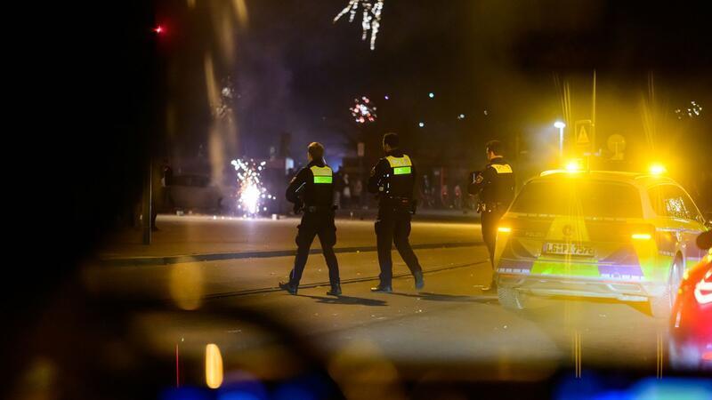 Niedersachsens Ministerin zieht Silvester-Bilanz: einsatzintensive Nacht Nach Angaben des niedersächsischen Innenministeriums gab es in der Silvesternacht 1.527 Einsatzlagen.