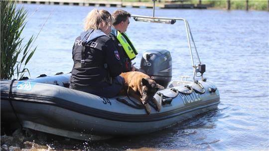 Nach Angaben einer Sprecherin läuft an der Elbe bei Geestacht ein Polizeieinsatz. (Symbolbild)