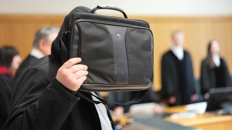 Nach Angriffen auf zwei ältere Frauen ordnet das Landgericht die Unterbringung des Angeklagten in einer psychiatrischen Klinik an, setzt die Einweisung aber zur Bewährung aus.