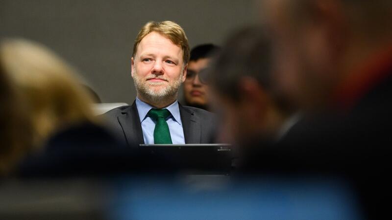 Nach Ansicht von Finanzminister Gerald Heere braucht es dringend nachhaltiges Wirtschaftswachstum, um die Einnahmebasis für staatliche Aufgaben zu sichern. (Archivbild)