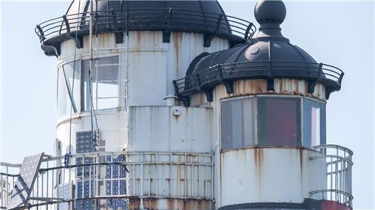 Nach Ansicht von mehr als 5000 Menschen soll der rot-weiße Leuchtturm an seinem jetzigen Standort in der Wesermündung bleiben. (Archivbild)