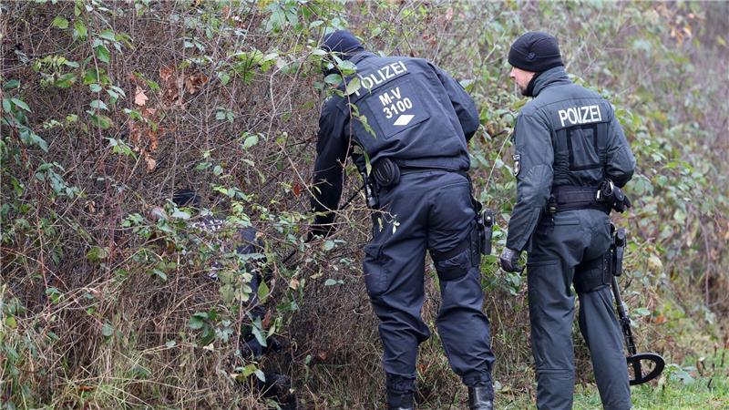 Nach Auskunft von Staatsanwaltschaft und Polizeipräsidium Rostock waren rund 20 Beamte im Einsatz.