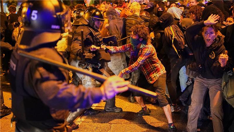 Streiks und Demos in Spanien gegen Israel wegen Gaza Nach Behördenangaben beteiligten sich in Barcelona rund 15.000 Menschen an einer Demonstration gegen Israel.