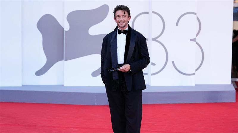 Clooney verzaubert Venedig - Filmfestspiele eröffnet Nach Clooney wurde auch er zum „Sexiest Man Alive“ gekürt: Jonathan Bailey.