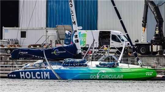 Nach Crash beim Ocean Race: Die beschädigte Rennjacht vom Team „Holcim-PRB“ liegt am Dock einer Kieler Werft.