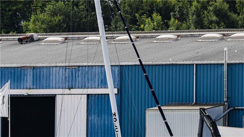 Nach Crash beim Ocean Race: Top-Segler Herrmann mit Verdacht Nach Crash beim Ocean Race: Die beschädigte Rennjacht vom Team „Holcim-PRB“ liegt am Dock einer Kieler Werft.