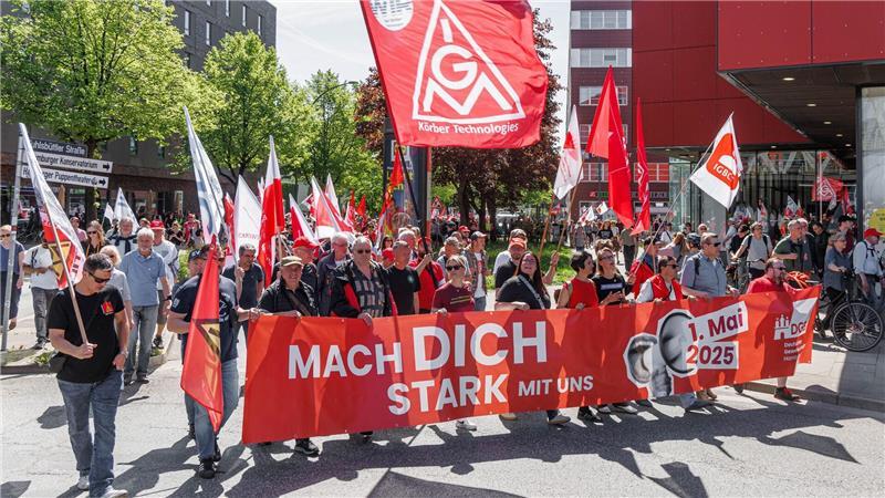 Tausende demonstrieren am 1. Mai - alles bleibt friedlich Nach DGB-Angaben gingen in Hamburg zum Tag der Arbeit 9.000 Menschen auf die Straße.