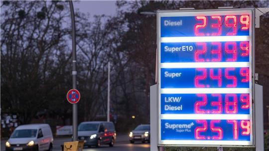 Nach Diesel hat nun auch E10 am Morgen im bundesweiten Durchschnitt die 2-Euro-Marke überschritten. 