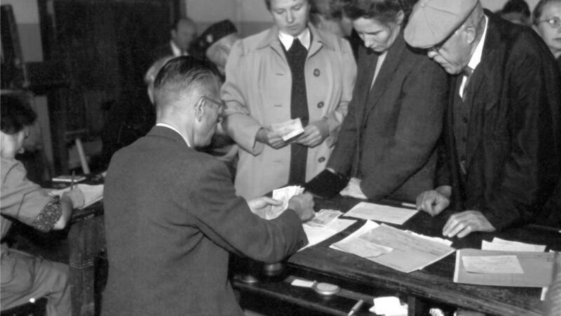 Verfolgungsjagd auf der Schiene: Wie Polizisten im Stader Nachbarkreis 1948 gearbeitet haben Nach Einführung der D-Mark am 21. Juni 1948 verfügt der niedersächsische Finanzminister Georg Stickrodt (CDU) für die Polizei im Land einen Einstellungs- und Beförderungsstopp.