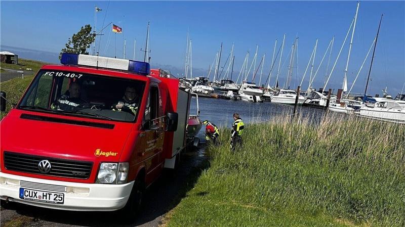 Surfer in Not: Rettungseinsatz an der Elbe Nach Eintreffen an der Einsatzstelle wurde das Rettungsboot der Feuerwehr Otterndorf zu Wasser gelassen und zu den beiden Surfern gefahren.