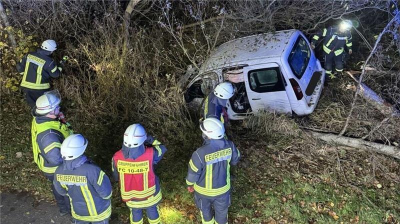 Nach Eintreffen der Einsatzkräfte wurde die Unfallstelle von der Feuerwehr ausgeleuchtet und abgesichert. 