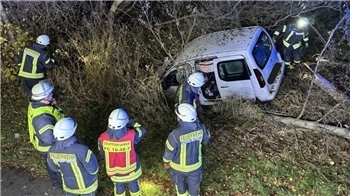 Nach Eintreffen der Einsatzkräfte wurde die Unfallstelle von der Feuerwehr ausgeleuchtet und abgesichert. 