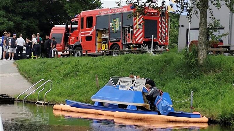 Nach Eintreffen der ersten Einsatzkräfte bestätigt sich die Meldung. Aus einem Sportboot lief eine geringe Menge Betriebsstoffe aus. 