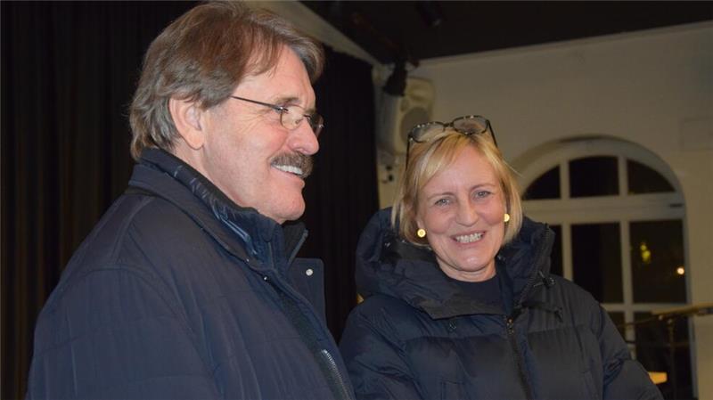 Nach Ende der Veranstaltung sind die Podiumsteilnehmer Andreas Viebrock und Angela Heinssen noch im Gespräch.