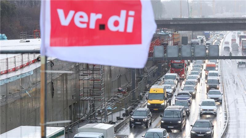 Nach Ende des Warnstreiks von Verdi sind am Dienstagmorgen wieder alle Spuren der A7 im Elbtunnel befahrbar. (Archiv)