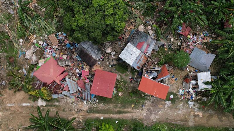 Nach Erdbeben auf den Philippinen: Zerstörte Häuser am Fuße eines Hangs bei Erdrutsch.
