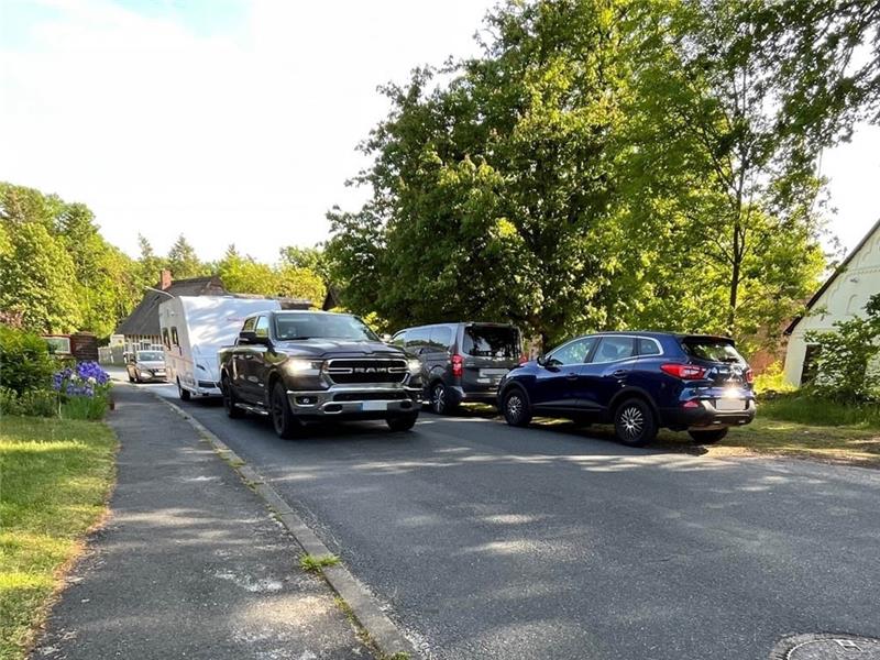 Nach Freigabe der Autobahn bis nach Neu Wulmstorf belastet zusätzlicher Verkehr unter anderem die Menschen in Ketzendorf. Entlastung versprechen die geplante Umgehungsstraße B 3 neu und die Fertigstellung der A 26. Archivfoto: Wisser