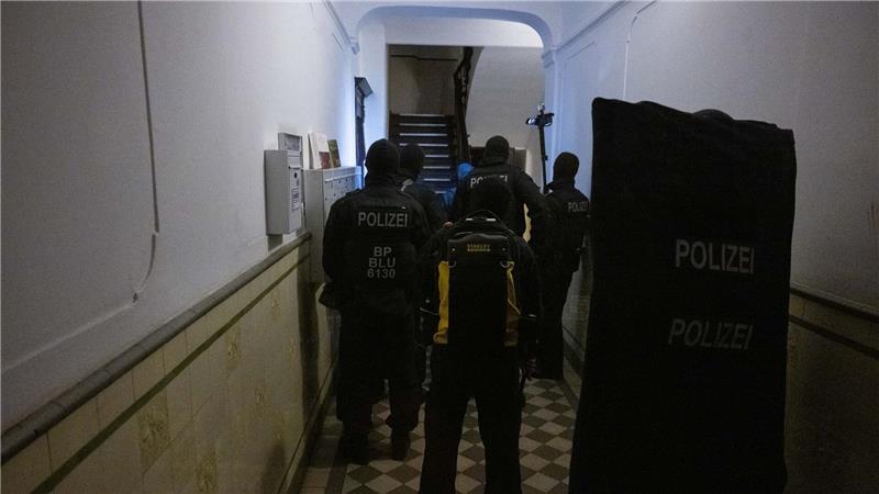 Nach Gewalt an einem Sonderzug von Fans: Polizisten gehen bei einem Einsatz in eine Wohnung