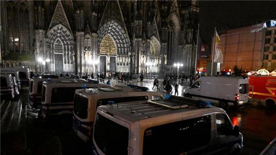 Nach Hinweisen auf mögliche Anschlagspläne wurden die Sicherheitsmaßnahmen am Kölner Dom erhöht.