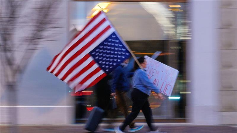 Nach ICE-Schüssen: Demonstrantub marschiert mit verkehrter US-Flagge durch Mall in Minneapolis
