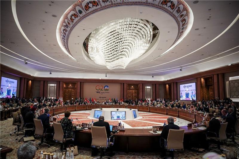 G20: Einigung auf Kompromiss-Text zu Krieg in der Ukraine Nach Informationen der Deutschen Presse-Agentur gehen Unterhändler davon aus, dass am Ende des Spitzentreffens der führenden Industrie- und Schwellenländer ein von Gastgeber Indien vorgelegter Text angenommen werden kann. Er kommt sowohl Forderungen Russlands als auch des Westens entgegen.