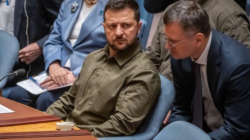 Nach Jahren der Zusammenarbeit könnte sich der ukrainische Präsident Wolodymyr Selenskyj (links) nun von Außenminister Dmytro Kuleba trennen. (Archivbild) 