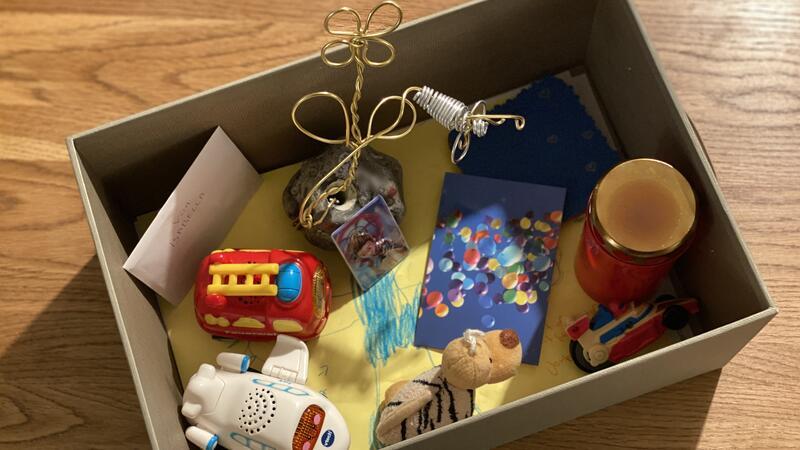 So haben Buxtehuder Kita-Kinder um ihren Freund getrauert Nach Johanns Tod war in seiner Kita-Gruppe ein Trauertisch aufgebaut, den die Kinder selbst bestücken konnten. Die Karten, Spielzeuge und anderen Dinge bekam die Familie später gesammelt überreicht.