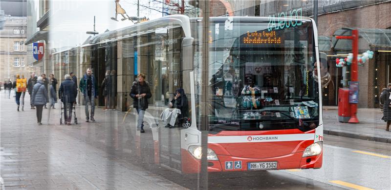 Nach Lockerungen der Corona-Maßnahmen sind die Fahrgastzahlen in Bussen und U-Bahnen in Hamburg wieder gestiegen. Foto: Markus Scholz/dpa