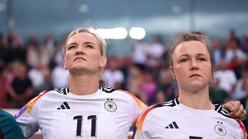 „Feuer fast ausgebrannt“: Popp tritt aus DFB-Team zurück Nach Marina Hegering (r) tritt auch Alexandra Popp aus dem Nationalteam zurück