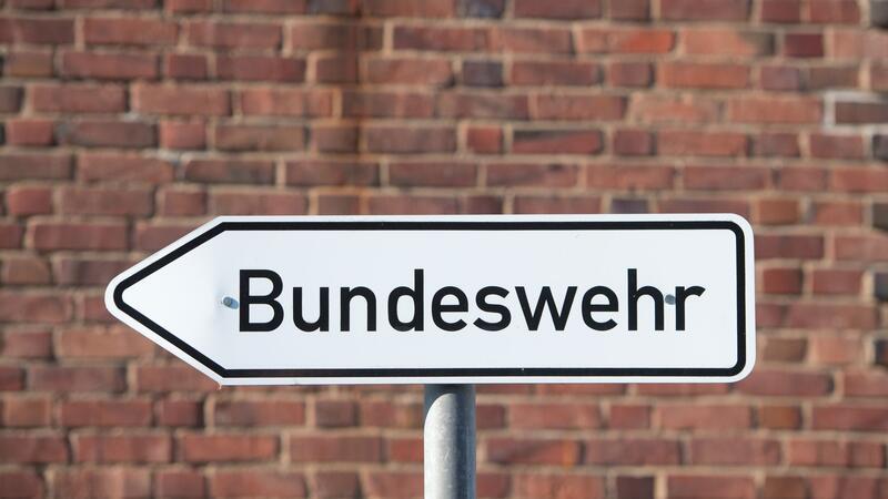 Nach Meldungen über Eindringlinge an verschiedenen Standorten hat die Bundeswehr die Sciherheitsvorkehrungen für die Kasernen hochgefahren.  (Symbolbild)